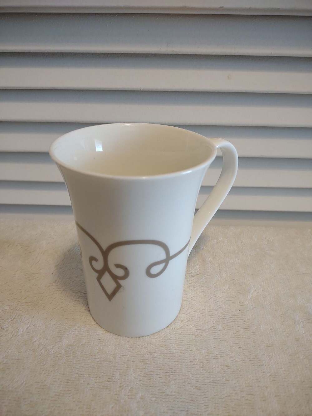 Starbucks 2014 gray diamond scroll 11 oz 325 ml white fluted coffee mug cup